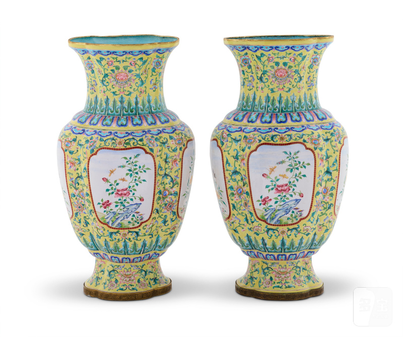 PAIRE DE VASES POLYLOBÉS EN ÉMAUX PEINTS À FOND JAUNE  CHINE, DYNASTIE QING, XVIIIE SIÈCLE